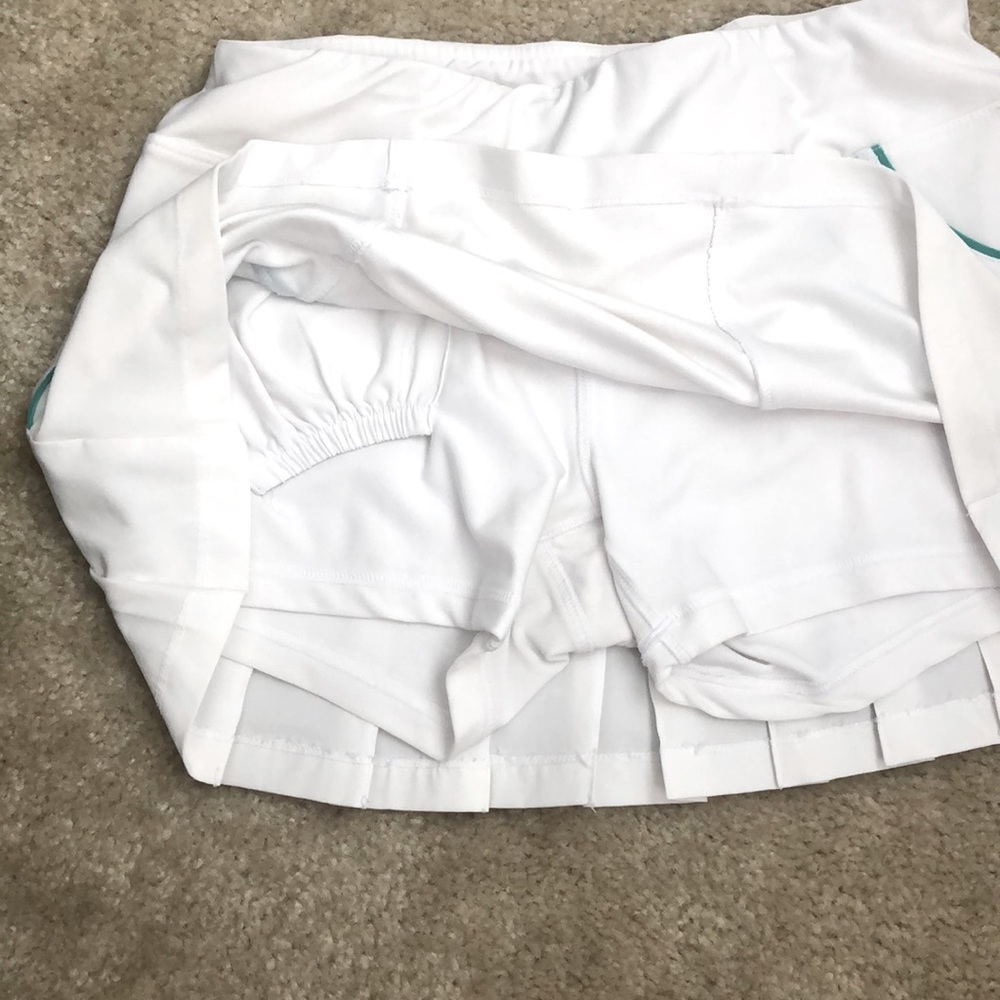 Reebok white workout skirt with teal trim & built in shorts. NWOT! Sz XS. - Picture 3 of 4